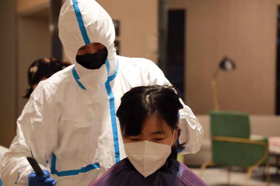 100多位赴武漢醫(yī)療隊女隊員“削”掉秀發(fā) ——武漢市委秘書長說，疫情過去一定為你們請功！