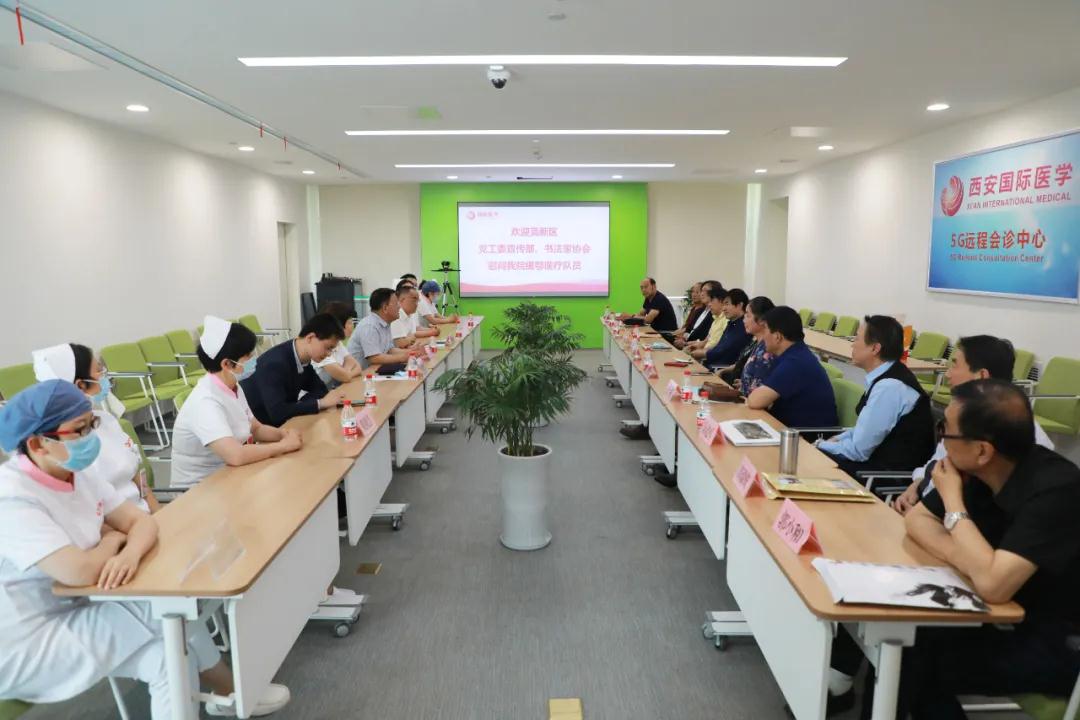 書法送祝福 筆墨贊英雄——西安高新區(qū)黨工委宣傳部、書法家協(xié)會一行致敬最美逆行者