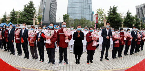 人民日?qǐng)?bào)——今天，讓我們盡情擁抱吧！西安國(guó)際醫(yī)學(xué)中心醫(yī)院6名隊(duì)員解除隔離