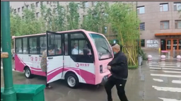 暖心！醫(yī)院下雨天安排擺渡車