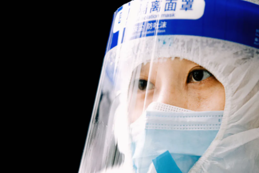 你穿防護(hù)服的樣子，真好看！