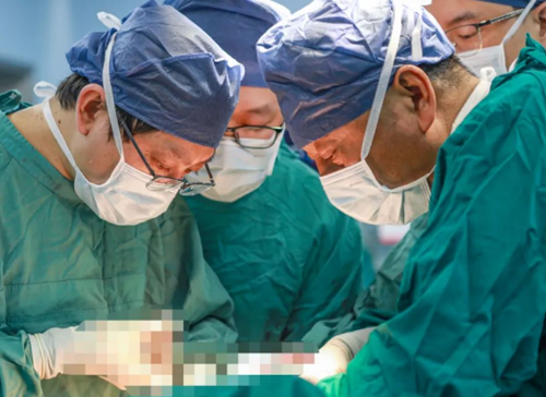 挑戰(zhàn)胸外領域“珠峰”！他為71歲老人摘除胸內巨大罕見腫瘤