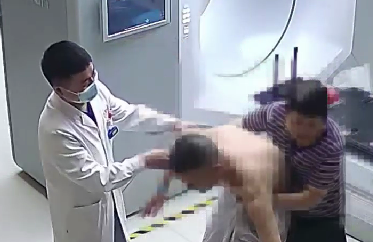驚險！患者險些跌倒，醫(yī)生跳過治療床扶患者