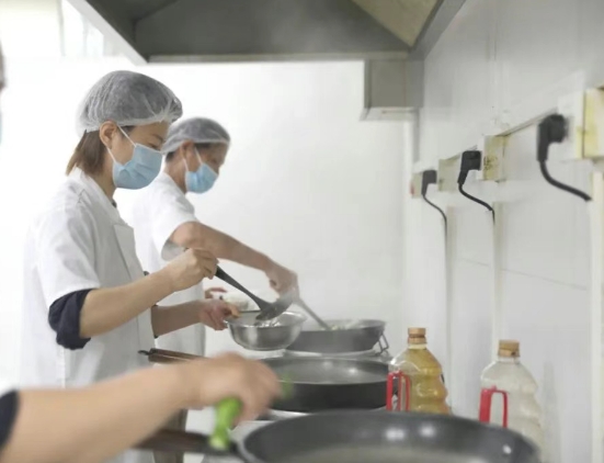 灶火燃起時，醫(yī)院飄出“家的味道”