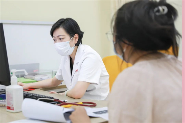 生長發(fā)育、視力矯治、泌尿外科……暑假未到，兒科門診已排起長隊